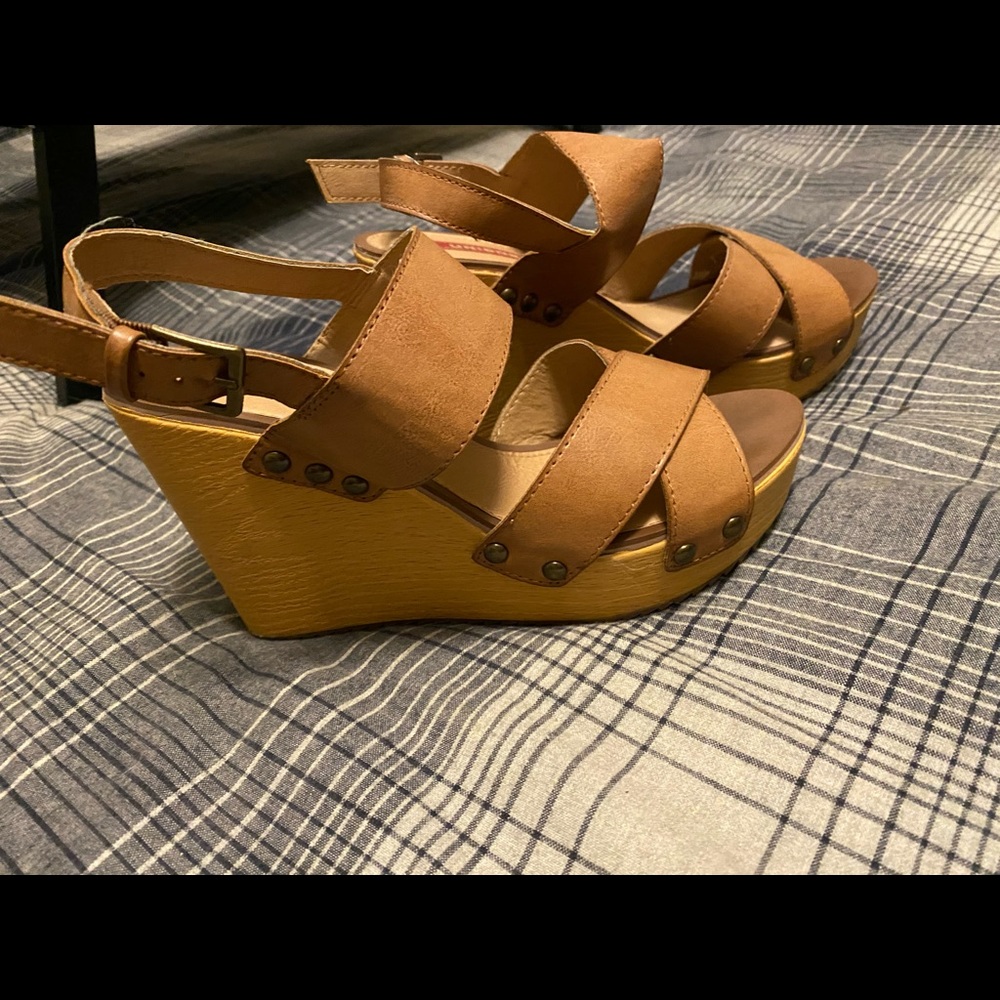Tan wedge